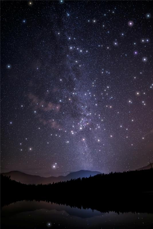 خلفية جميلة للهاتف الذكي ، فكرة خلفية أنيقة مع مناظر طبيعية داكنة وسماء سوداء مرصعة بالنجوم