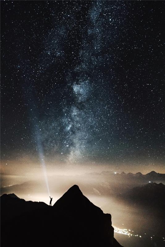 أجمل خلفية للهاتف الذكي ، صورة لسماء الليل مليئة بالنجوم وأضواء المدينة من الأعلى