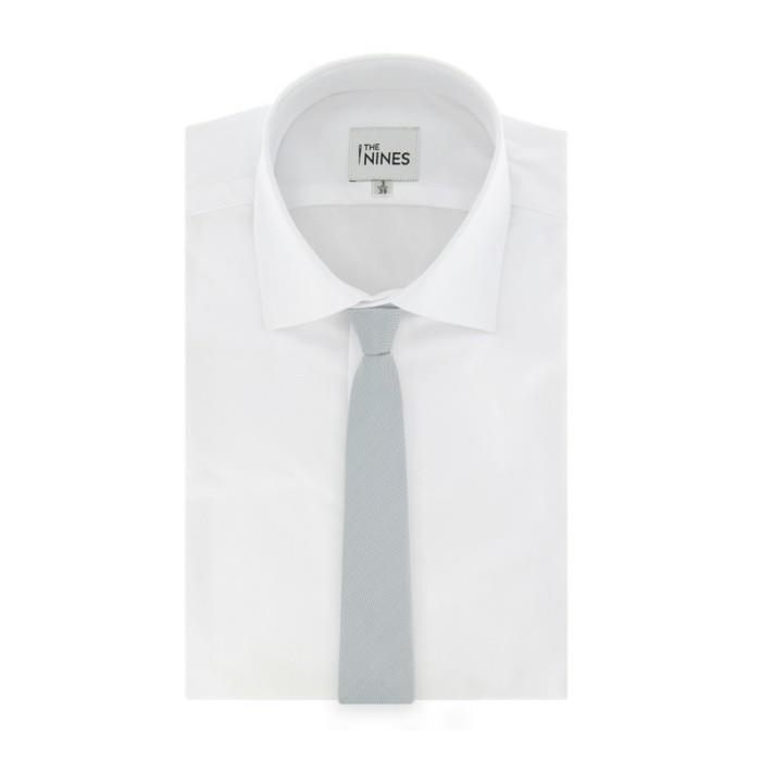 pärlgrå-slips-för-man-klädd-i-flätat-siden