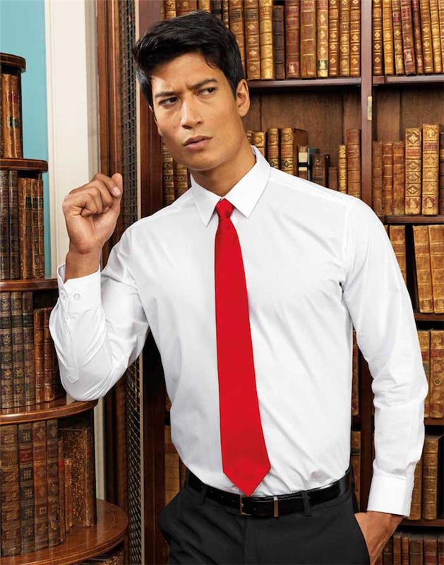 hur man bär en ljusröd slips över vit skjorta och svart herrdräkt i biblioteket