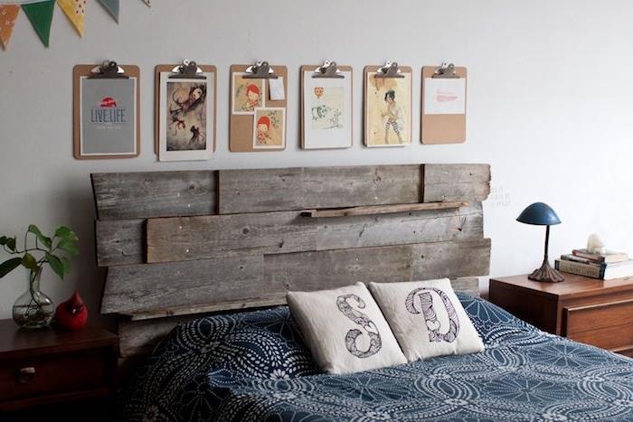 hur man gör en sänggavel av trä, råa träplankor, blå sänglinne, ritningar på en vit vägg