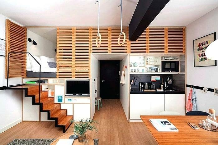 تصميم مطبخ صغير ، أرضية خشبية ، درج علوي ، غرفة نوم صغيرة ، شعاع أسود على السقف ، تخطيط مطبخ صغير