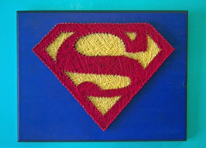 ako vyzdobiť detskú izbu predmetom pre domácich majstrov, model drevenej dosky namaľovanej tmavo modrou farbou na tému Superman