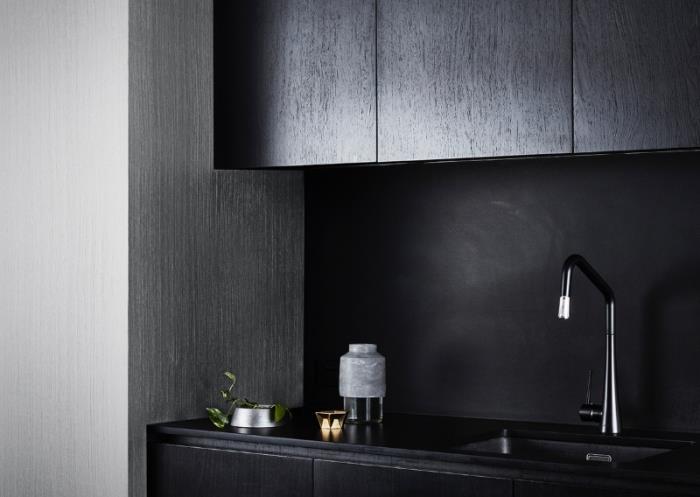 moderný sivý a čierny príklad kuchyne, čierny model dosky, sivá textúra s efektom textúry steny