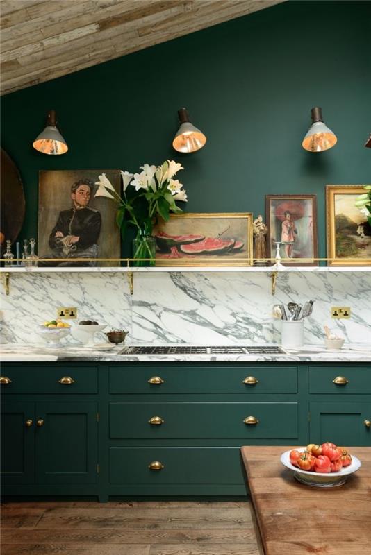 ديكور المطبخ بجدران مطلية باللون الأخضر الداكن مع سقف وأرضية من الخشب الداكن ، طراز سبلاش باك للمطبخ بتأثير رخامي