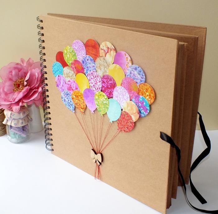 gör en anteckningsbok, omslag med färgglada ballonger, DIY fotoalbum, resescrapbookingidéer i foton