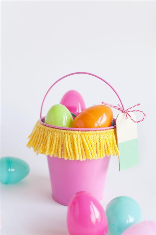 DIY påskkorgsidé, anpassa en hink med fransar och etikett för att göra en äggkorg
