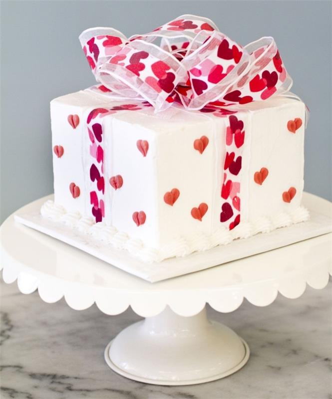 príklad domáceho valentínskeho koláča s vanilkou a bielou polevou, nápad na koláč v tvare darčeka