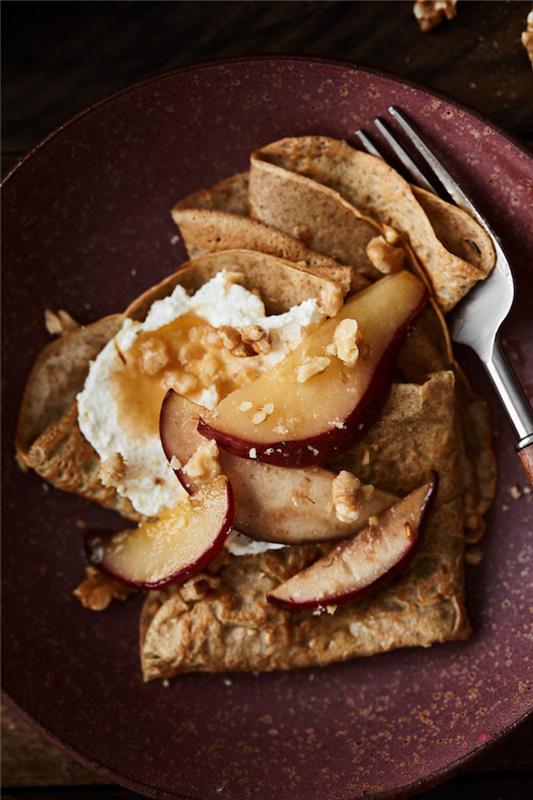 hemgjorda crepes med päronfyllning med lönnsirap och smör och färskost och nötter