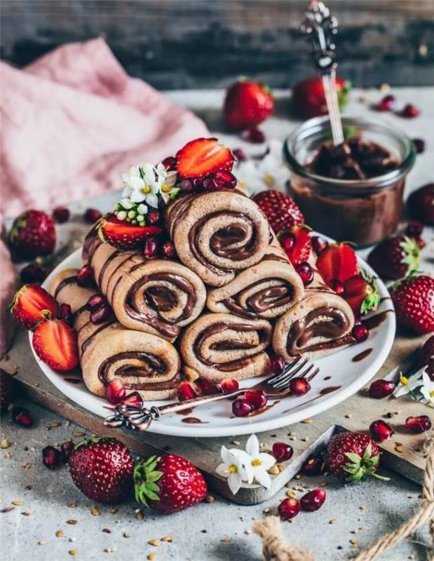 recept på söta glutenfria pannkakor med choklad och jordgubbar, enkel och original lätt efterrätt