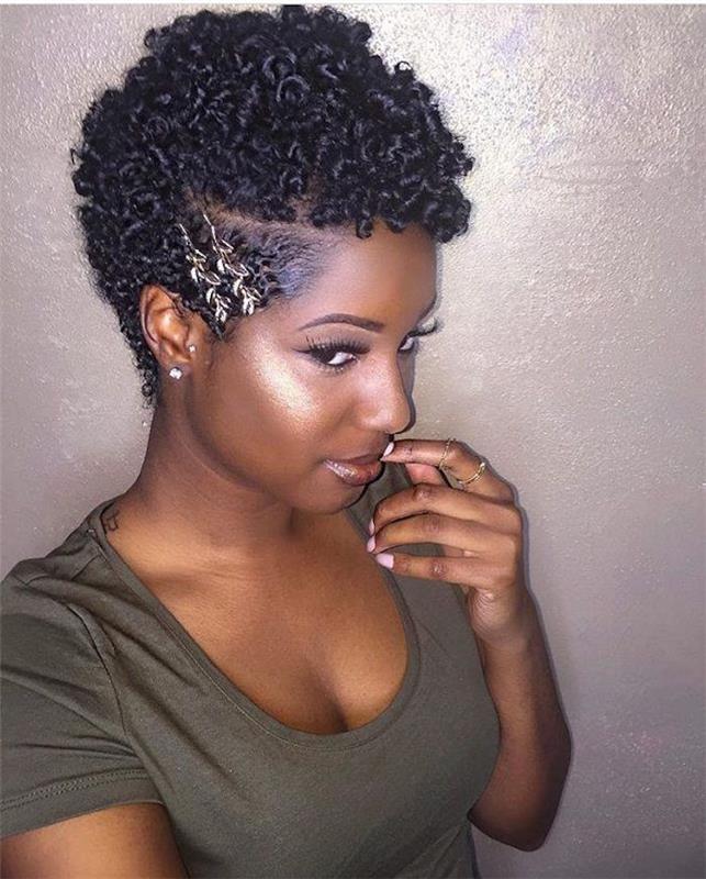 svart hår afro frisyr kvinna modell foto