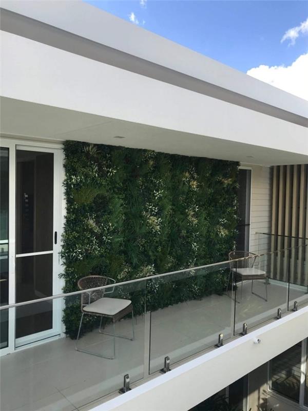 skapa en grön vägg på balkongen utomhus landskapsarkitektur modern stil transparent stol vägg konstgjorda växter