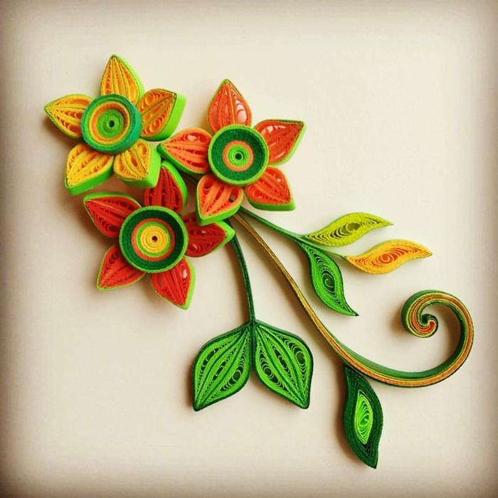 originálne skladanie papiera, kvety v oranžovej a zelenej farbe, výtvarný návrh vo veselých farbách