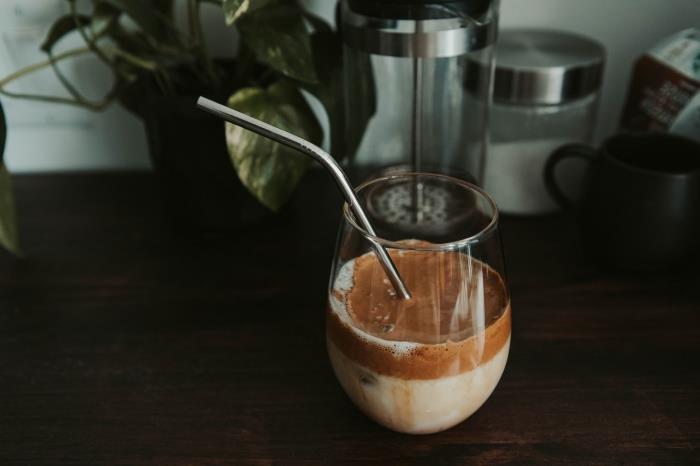 pohár domácej ľadovej kávy jednoduchý na prípravu, recept na studenú kávu s penou, ako si pripraviť studenú kávu na leto