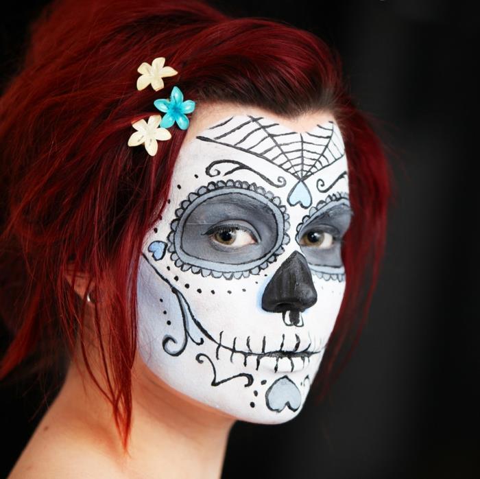 maľovanie na tvár, halloweenska make -up lebka, drobné kvietky vo vlasoch, mahagónové vlasy