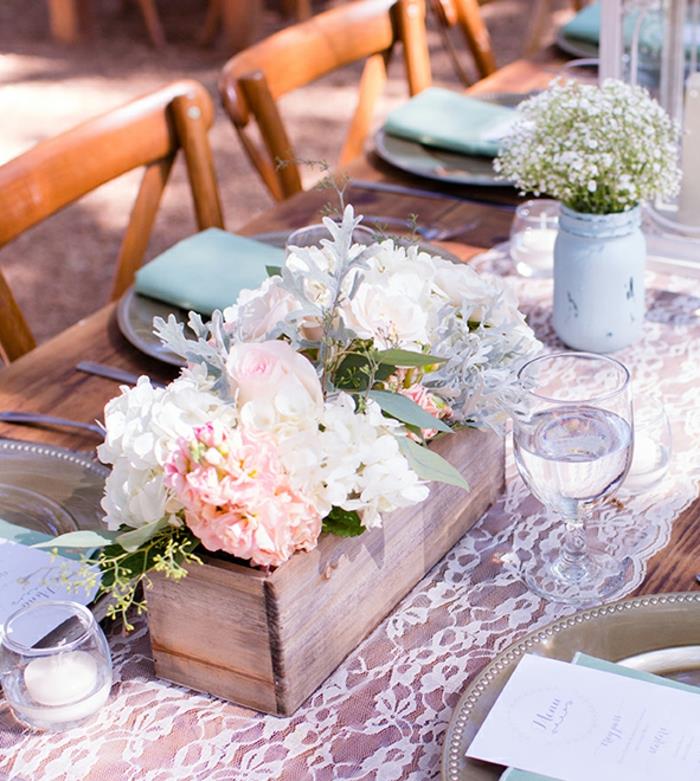 Vackert bord med rustik spetslöpare rustik bröllopsrumsdekoration, rustik bordsdekoration