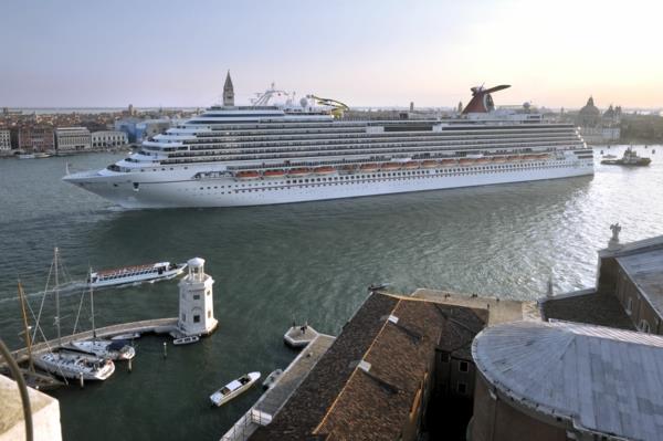 kryssningar-i-Medelhavet-båt-dockning-i-Venedig
