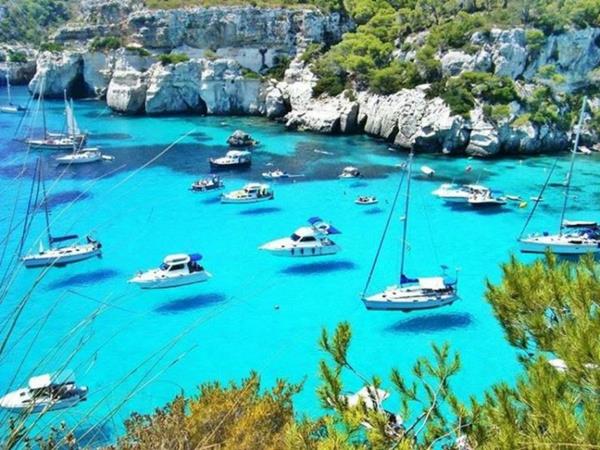 kryssningar-i-Medelhavet-fantastiska-vatten-på-Menorca