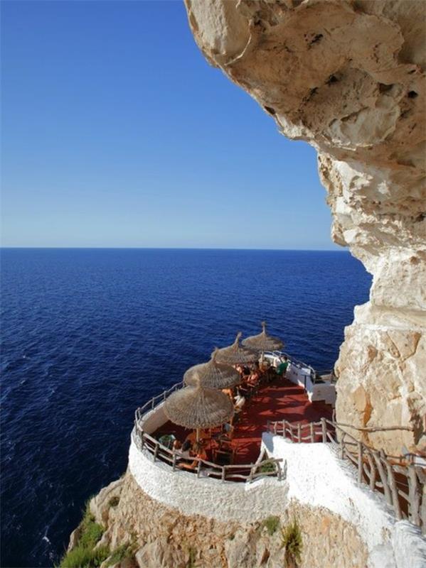 kryssningar-i-Medelhavet-magiska-plats-i-klipporna