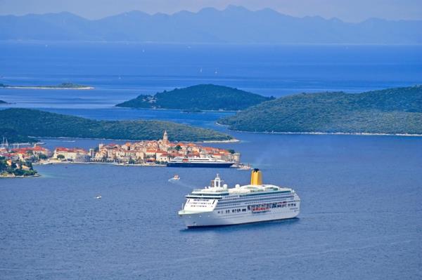 kryssningar-i-Medelhavet-båt-lämnar-Kroatien
