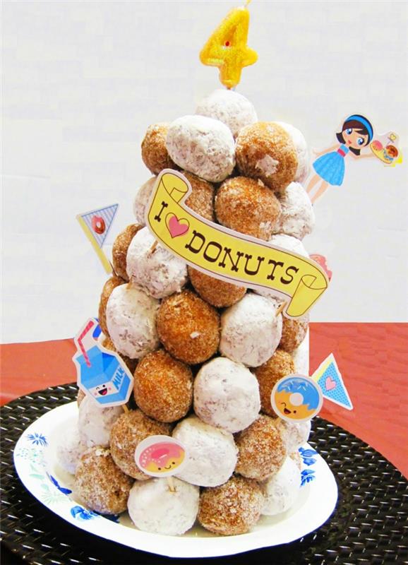 croquembouche torta, malé naukladané pečivo, kolo malých koláčov k štvrtým narodeninám