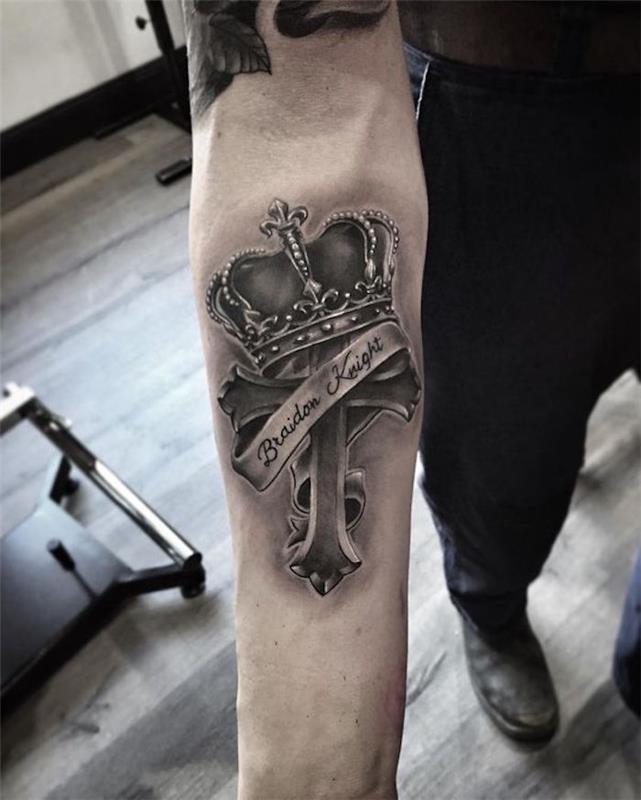 krona ovanpå ett kors, underarmstatuering, tatueringsdesigner för män, trägolv