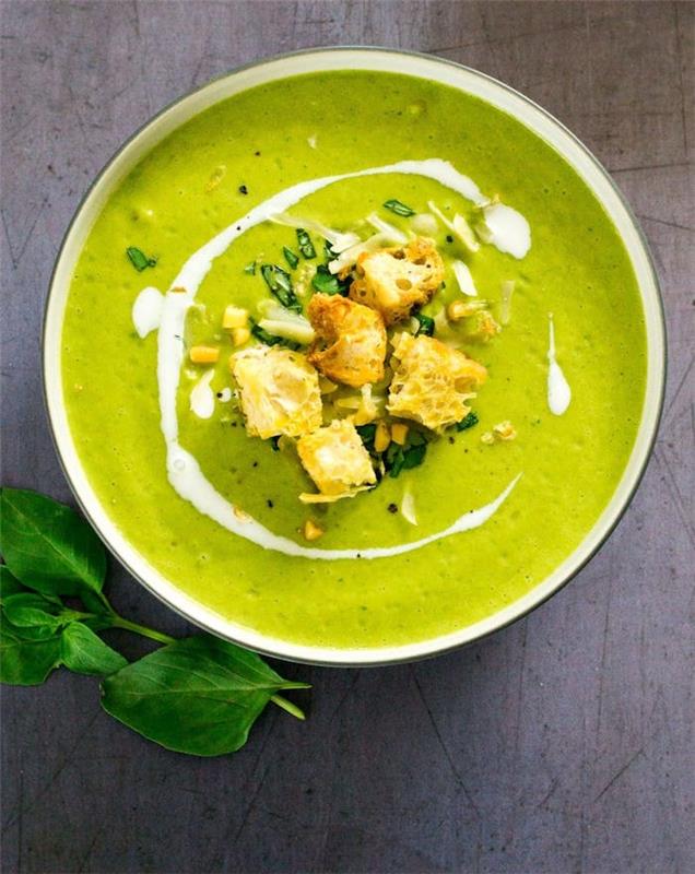 Zuppe dietetiche ، و minestra di colore verde ، و minestra frullata con spinaci e crostini di pane