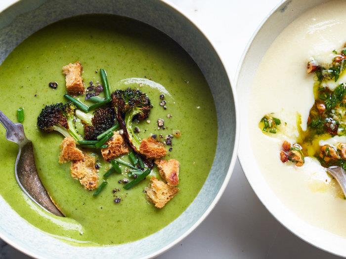 ضوء Vellutate ، vellutata di broccoli e crostini di pane ، مزخرف il piatto con erba cipollina