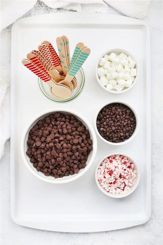 lyžice domácej horkej čokolády s čokoládovými lupienkami mäty piepornej marshmallows na polevy