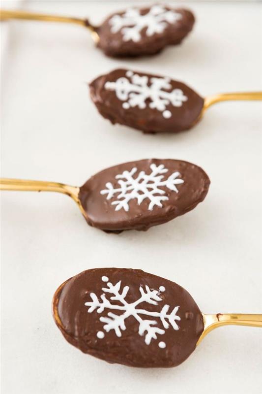 zlaté čokoládové lyžice s dizajnom snehovej vločky z mliečnej čokolády a bielej čokolády vyrábajú domáce čokolády