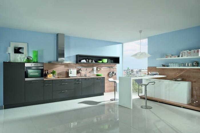kuchyňa-atmosféra-útulná-a-príjemná-fasáda-kuchyňa-sivá-antracitová-drevená-splashback-modrá-stena-farba-a-biela-kachľová podlaha