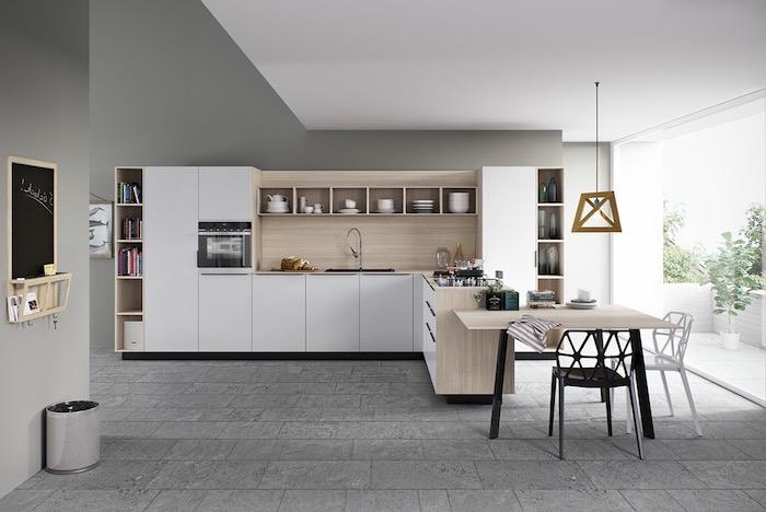 vit köksmodell med trä backsplash, träbord och metallstolar, betongplattor, grå väggar