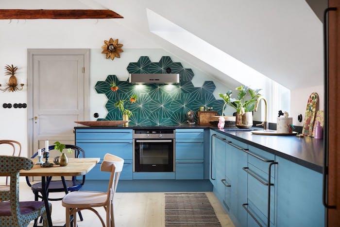مطبخ زاوية ، أثاث مطبخ أزرق ، بلاط أخضر ، مطبخ نموذج تحت المنحدر ، طاولة خشبية ومعدنية وكراسي خشبية عتيقة