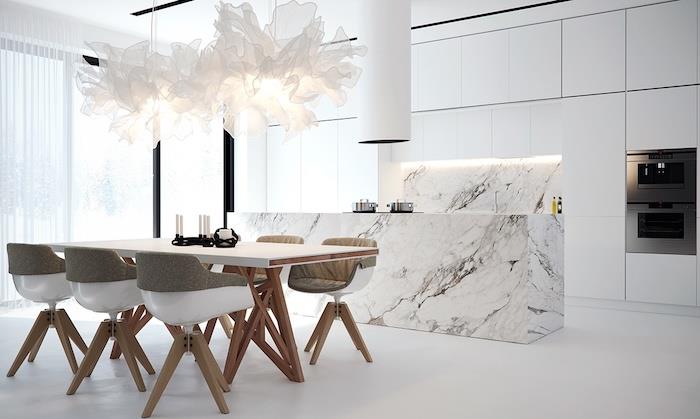 modernt kök splashback och marmor ö, träbord och grå och vita stolar, vitt golv, vitt köksskåp, design upphängningar