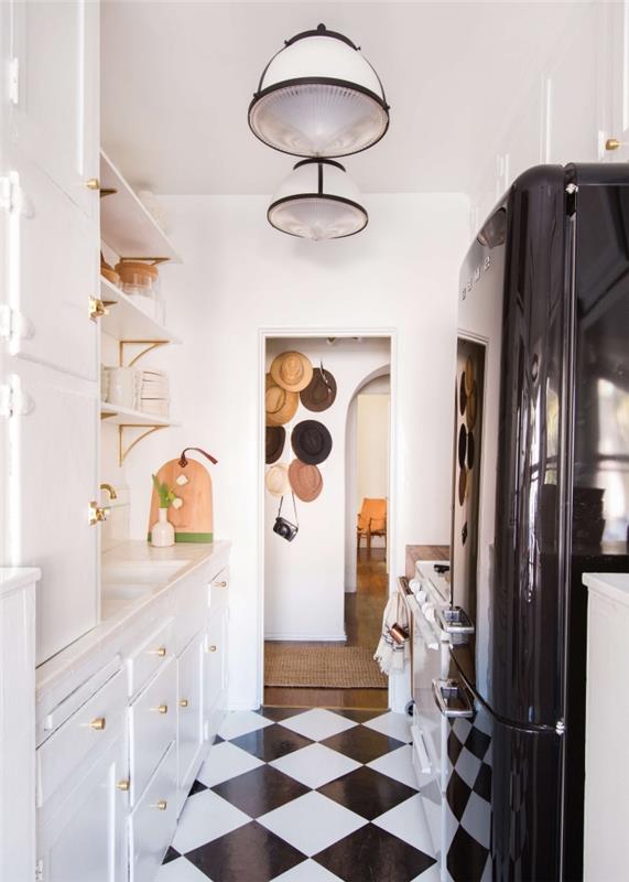 drobná kuchynská dispozícia tvárou v tvár, paralelný kuchynský dekor s bielymi a čiernymi dlaždicami, odkladacia jednotka na stenu