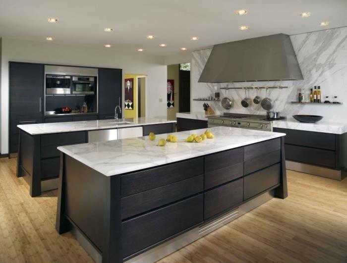 štýlový kuchynský model v bielej a čiernej farbe s drevenou podlahou, nápad na kuchyňu s dvoma ostrovmi, príklad priestorného rozloženia kuchyne
