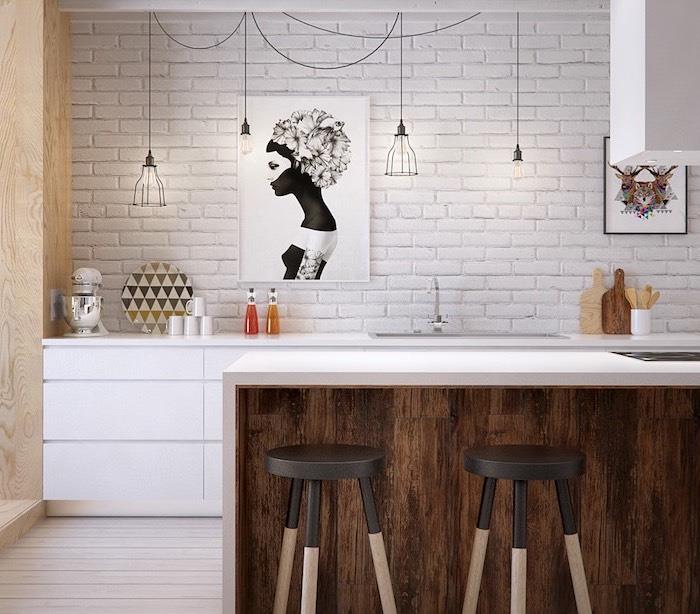 lågt köksskåp, vit tegelvägg med elektriska sladdar i industriell stil, dekorativa målningar med kvinna och djurdesign