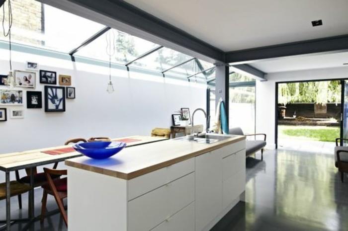 kök-med-glas-tak-trä-kök-möbler-svart-lino-golv-billigt-interiör-glas