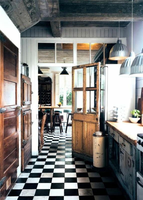 kuchyňa-s-čierno-bielou kachľovou podlahou-dvere-z masívneho dreva-a-čierna-biela-dlažba