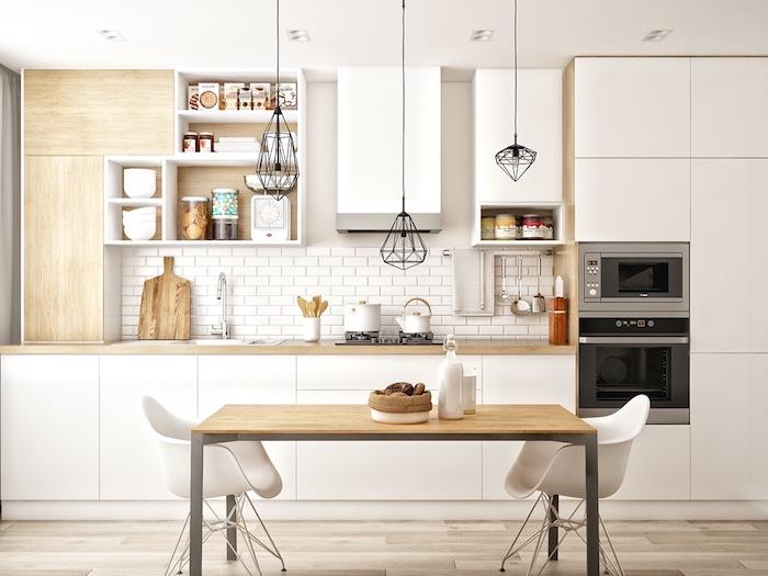 kök i trä och vitt, vit kaklat stänk, träbord och skandinaviska stolar, originallampor, vit bänkskiva