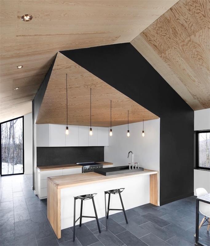 modernt kök splashback i svart och modernt kök i vitt, svart och grått, grått klinkergolv, trä och vit ö, industriella hängande lampor