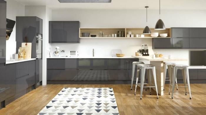 bielo-sivá-kuchynský-nábytok-antracitová-farba-stena-biela-laminátová podlaha-pekný-koberec-s-trojuholníkmi