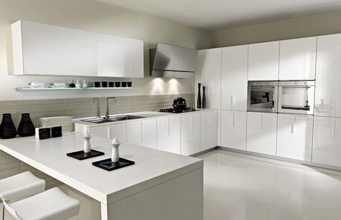 traditionell vit och grå köksmodell med vita köksmöbler och grå stänk, vitvaror i rostfritt stål, minimalistisk design