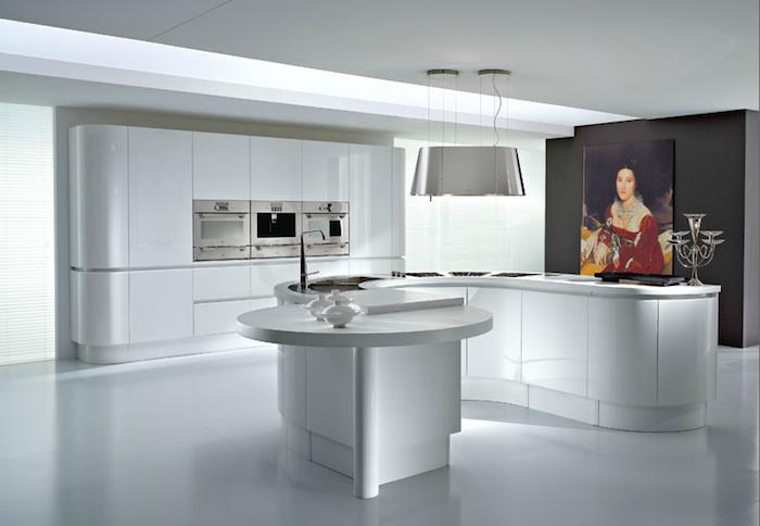exempel på ett vitlackerat kök med centralö i s, antracitgrå accentvägg med vintage kvinna porträttram, designer hängljus i rostfritt stål