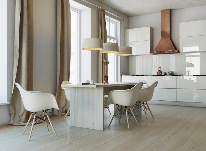 exempel vitlackerat kök med blank yta, koppardammsugare, ljus parkett, träbord och skandinaviska stolar, grå gardiner