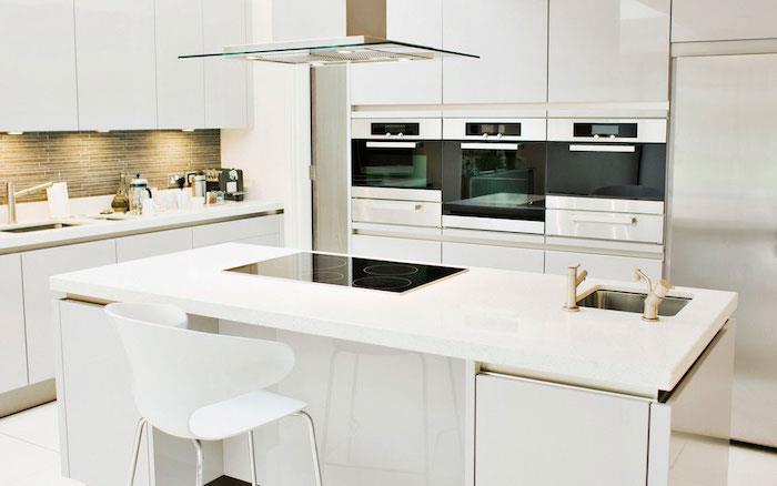vitlackerad köksmodell, blank yta med vit centralö, brun stänk och rostfri och glasdammsugare