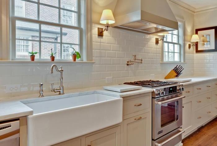 biely model kuchyne, biela dlažba metra, drevená podlaha, dve nástenné svetlá, svetlá kuchyňa