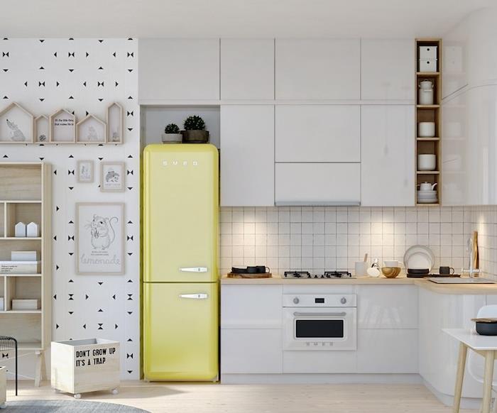 vitt kök med bänkskivor i trä med vita köksmöbler, ljus parkett, gult kylskåp och trähyllor