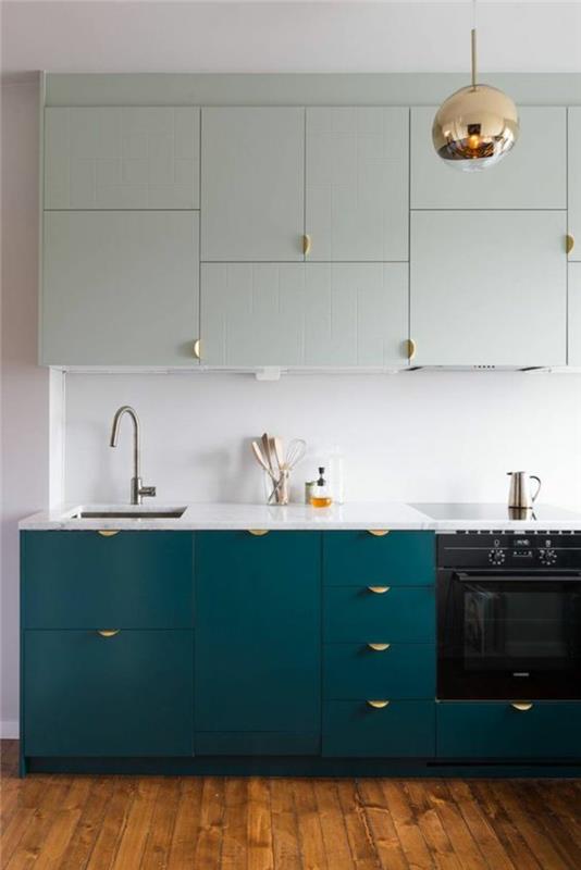 kačica modrá skrinka, modrá kuchyňa, kovové svietidlo v tvare gule v bronzovej farbe, skrinka nad zelenou kačkou modrá, zelená