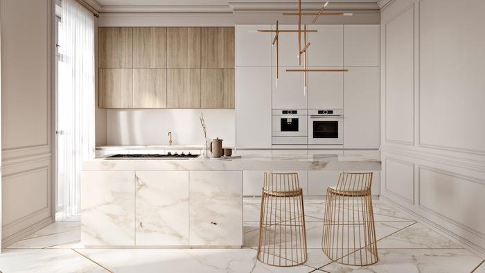 Kök i vitt och trä i skandinavisk stil, vitt köksskåp med marmor centralö och guldfärgade stolar, marmorgolv